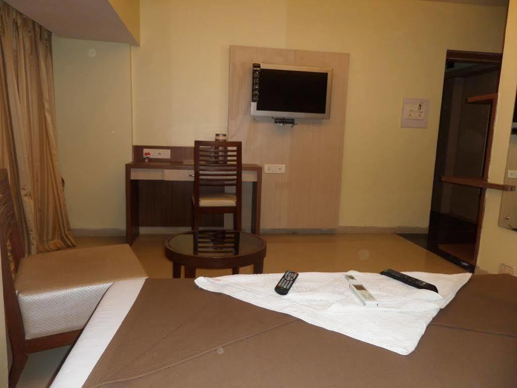 Oyo 2026 Hotel Aishwarya Residency Navi Mumbai Eksteriør bilde
